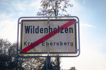 Obraz premium Ortstafel von Wildenholzen