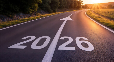 2026 flèche de direction sur une route dans un paysage de nature, espoir et attente pour la nouvelle année.