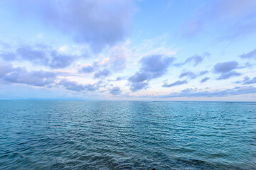 Obraz premium The sky is cloudy and the ocean is calm