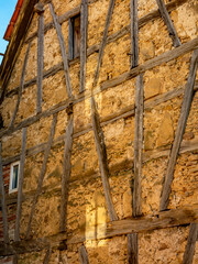 Obraz premium Gebäudeschäden an einem historischen Fachwerkhaus