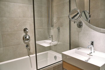 Modern and Stylish Bathroom Featuring Elegant Fixtures, a Glass Shower, and Contemporary Design Elements for an Inviting Atmosphere and Relaxation Space
