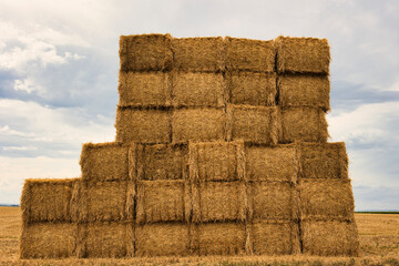 gestapelte heuballen