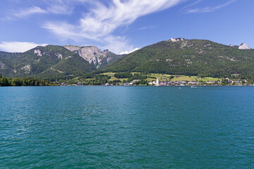 Der Bergsee Wolfgangsee mit dem Schafberg und der Marktgemeinde St. Wolfgang im Salzkammergut in...