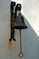eine Glocke an einer Hauswand