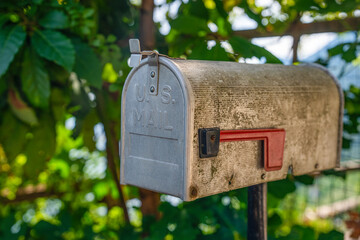 Briefkasten aus Blech mit roter Fahne
