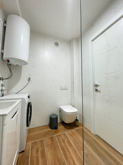 Modern Bathroom Design Featuring Sleek Fixtures and Stylish Finishes in an Inviting Space with Functional Layout
