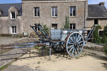 Obraz premium Vieille charrette en bois, village de Locronan, département du Finistère, Bretagne, France