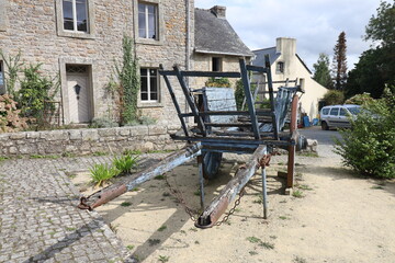 Vieille charrette en bois, village de Locronan, département du Finistère, Bretagne, France