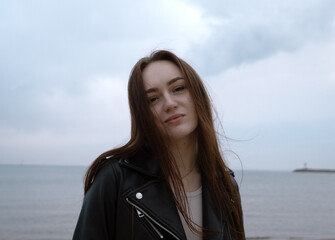 Kobieta nad morzem w skórzanej kurtce – portret w naturalnym świetle © Diana