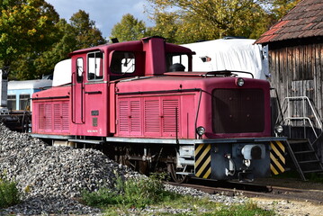 Obraz premium Schmalspur - Museumsbahn auf dem Härtsfeld mit Dampflokomotive, Personenwagen, Triebwagen in herbstlicher Landschaft