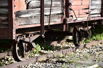 Naklejka premium Schmalspur - Museumsbahn auf dem Härtsfeld mit Dampflokomotive, Personenwagen, Triebwagen in herbstlicher Landschaft