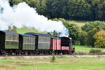 Schmalspur - Museumsbahn auf dem Härtsfeld mit Dampflokomotive, Personenwagen, Triebwagen in herbstlicher Landschaft