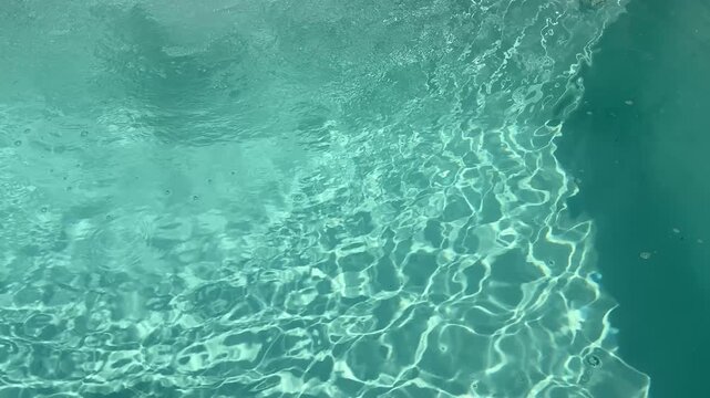 &aacute;gua limpa de piscina no ver&atilde;o 