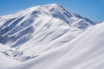 冬の加賀禅定道から見る真っ白な七倉山