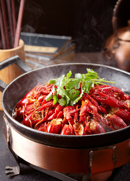 Braised crayfish in a wok