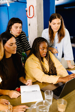 A Balck businesswoman explains a strategy proposal to a team