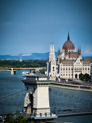 Fototapeta premium Budapest Parliament Building behind the Chain Bridge