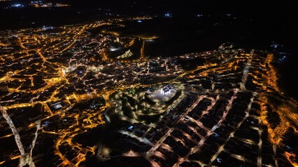 Vista nocturna aérea de la Fortaleza de Vélez-Málaga y su torre del homenaje con dron