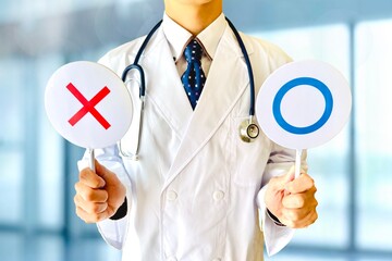 丸とバツをもつ男性医者