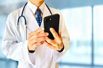 スマホを操作する医師