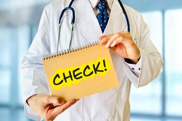 チェックの文字と男性医師