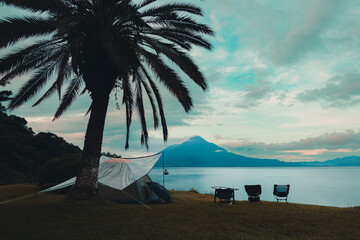 &ldquo;Vista panor&aacute;mica del Lago Atitl&aacute;n con los volcanes al fondo.&rdquo;