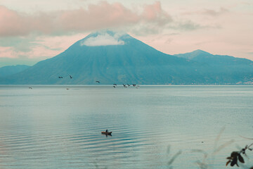 &ldquo;Vista panor&aacute;mica del Lago Atitl&aacute;n con los volcanes al fondo.&rdquo;