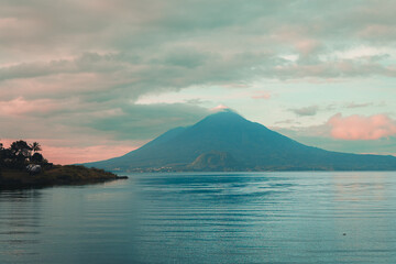 “Vista panorámica del Lago Atitlán con los volcanes al fondo.”