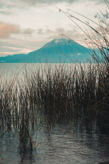 &ldquo;Vista panor&aacute;mica del Lago Atitl&aacute;n con los volcanes al fondo.&rdquo;