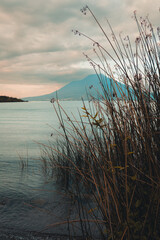 &ldquo;Vista panor&aacute;mica del Lago Atitl&aacute;n con los volcanes al fondo.&rdquo;