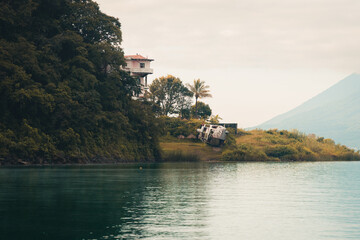 &ldquo;Vista panor&aacute;mica del Lago Atitl&aacute;n con los volcanes al fondo.&rdquo;