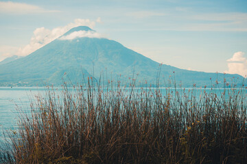 &ldquo;Vista panor&aacute;mica del Lago Atitl&aacute;n con los volcanes al fondo.&rdquo;