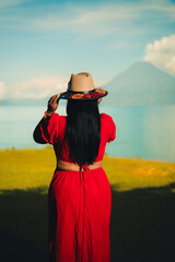 &ldquo;Vista panor&aacute;mica del Lago Atitl&aacute;n con los volcanes al fondo.&rdquo;