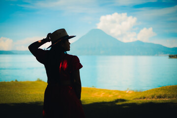 &ldquo;Vista panor&aacute;mica del Lago Atitl&aacute;n con los volcanes al fondo.&rdquo;