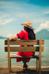 &ldquo;Vista panor&aacute;mica del Lago Atitl&aacute;n con los volcanes al fondo.&rdquo;