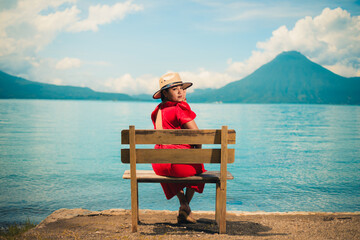 &ldquo;Vista panor&aacute;mica del Lago Atitl&aacute;n con los volcanes al fondo.&rdquo;