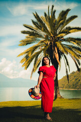 &ldquo;Vista panor&aacute;mica del Lago Atitl&aacute;n con los volcanes al fondo.&rdquo;