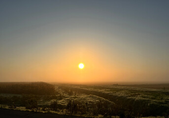 霧の朝焼け。Misty dawn.
