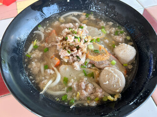 thai food, noodles with chicken and vegetables