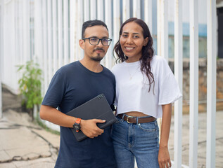 Retrato de novios casual con tablet en mano 