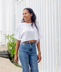 Mujer empoderada creativa casual 