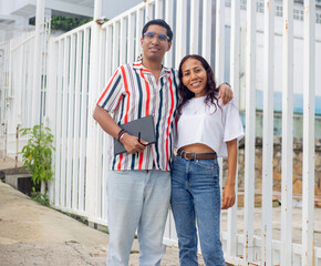 Jovenes en la ciudad abrazados 