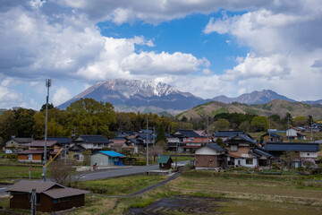 日本の鳥取県の大山の雪山と麓の民家の風景