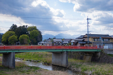 日本の鳥取県の大山と倉吉市の関金の矢送川と関金橋と日吉神社