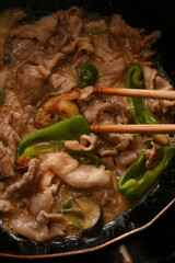 調理中のナスとピーマンと豚肉の味噌炒め