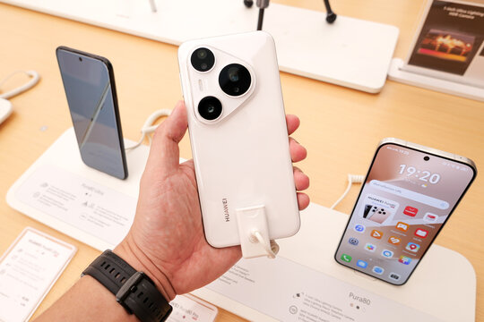 Hand holding Huawei Pura 80 Pro phone.