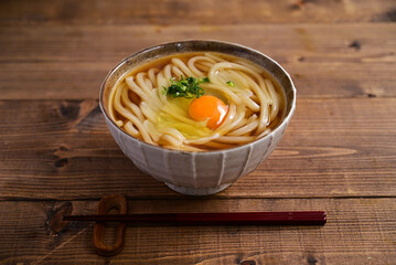 かけうどん・生卵入り