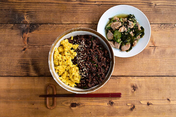ピーマンとひき肉そぼろの二色丼