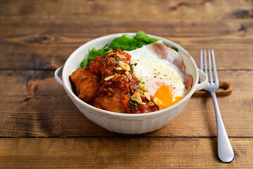 唐揚げ丼トマトソースがけ