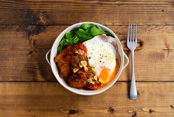 唐揚げ丼トマトソースがけ